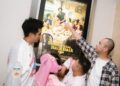 INTERAKSI AKTIF: Utusan Khusus Presiden Bidang Pembinaan Generasi Muda dan Pekerja Seni Raffi Ahmad (kanan) berdialog dengan penyandang disabilitas yang mengikuti nobar Film Semua Akan Baik-Baik Saja. (FOTO: WAYTRI/KORANINDOPOS.COM)