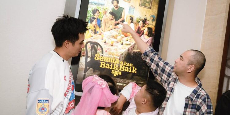 INTERAKSI AKTIF: Utusan Khusus Presiden Bidang Pembinaan Generasi Muda dan Pekerja Seni Raffi Ahmad (kanan) berdialog dengan penyandang disabilitas yang mengikuti nobar Film Semua Akan Baik-Baik Saja. (FOTO: WAYTRI/KORANINDOPOS.COM)