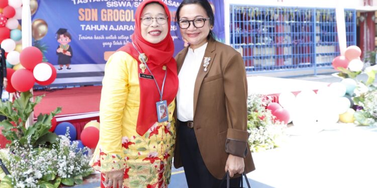 Nostalgia di Pelepasan Siswa SDN Grogol Utara 09, Chicha Koeswoyo Kembali Nyanyikan "Helly" Setelah Puluhan Tahun 1 Nostalgia di Pelepasan Siswa SDN Grogol Utara 09, Chicha Koeswoyo Kembali Nyanyikan “Helly” Setelah Puluhan Tahun