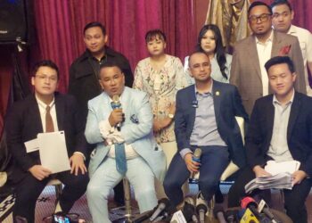 Dibela Hotman Paris, Saksi Kunci Bongkar Fakta Foto Viral Raffi Ahmad di Depan Toko Blueray 2 Dibela Hotman Paris, Saksi Kunci Bongkar Fakta Foto Viral Raffi Ahmad di Depan Toko Blueray