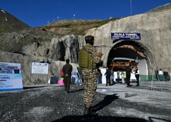 India Gali Terowongan Hingga Tembus Ke Tiongkok 2 PROYEK BESAR: Petugas keamanan berjaga saat seremonial peresmian terowongan Zojila sejauh 13,14 pada Selasa (9/6/2026). (Foto: AFP/TAUSEEF MUSTAFA)