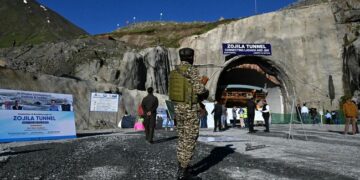 PROYEK BESAR: Petugas keamanan berjaga saat seremonial peresmian terowongan Zojila sejauh 13,14 pada Selasa (9/6/2026). (Foto: AFP/TAUSEEF MUSTAFA)