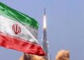 Iran Hujani Pangkalan Udara Israel Dengan Rudal 7 SERANGAN RUDAL: Bendera Iran dengan latar belakang peluncuran rudal. (Foto Ilustrasi: Minanews.net/Press TV)
