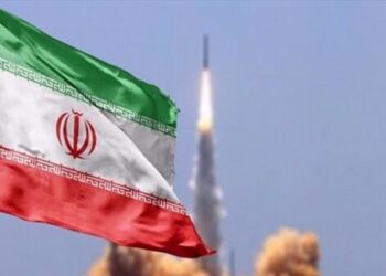Iran Hujani Pangkalan Udara Israel Dengan Rudal 2 SERANGAN RUDAL: Bendera Iran dengan latar belakang peluncuran rudal. (Foto Ilustrasi: Minanews.net/Press TV)