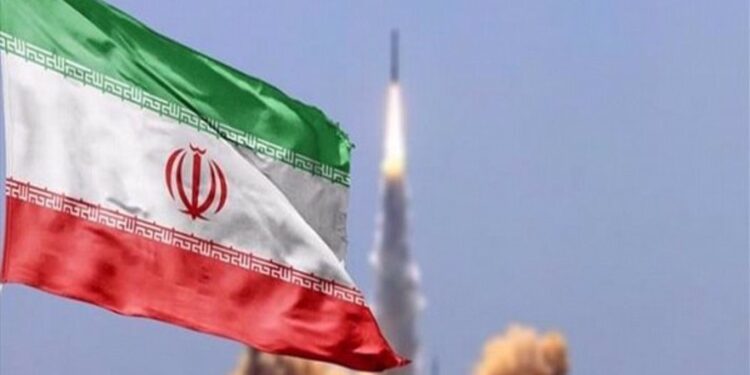 Iran Hujani Pangkalan Udara Israel Dengan Rudal 1 SERANGAN RUDAL: Bendera Iran dengan latar belakang peluncuran rudal. (Foto Ilustrasi: Minanews.net/Press TV)