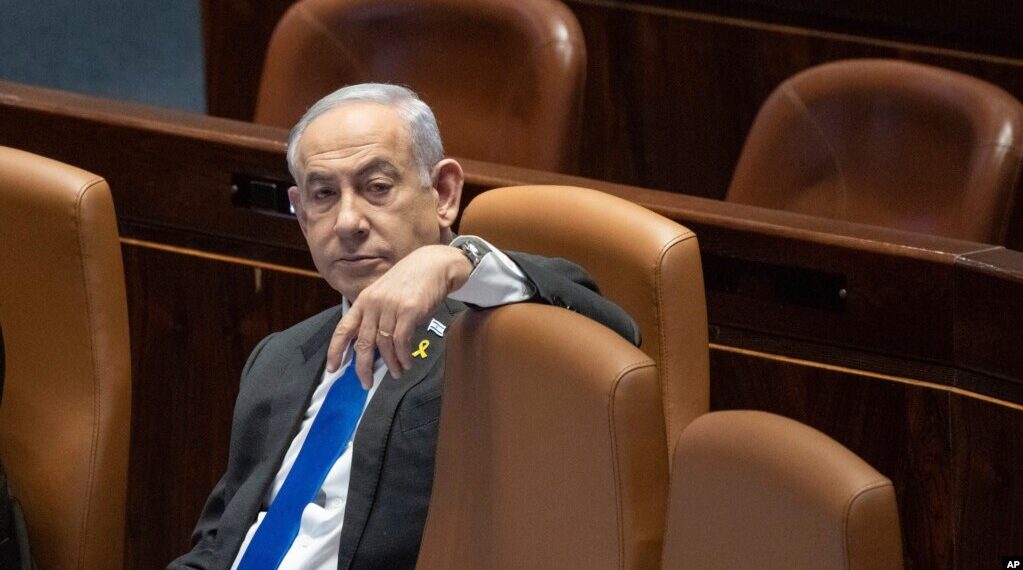Hasil Jajak Pendapat Sebut Warga Israel Ragu Netanyahu Menang Pemilu 1 PUTUS ASA: Perdana Menteri Israel Benjamin Netanyahu menghadiri sebuah sesi sidang di parlemen Israel, Knesset, di Yerusalem, pada 17 Juli 2024. (Foto Ilustrasi: AP/Ohad Zwigenberg)