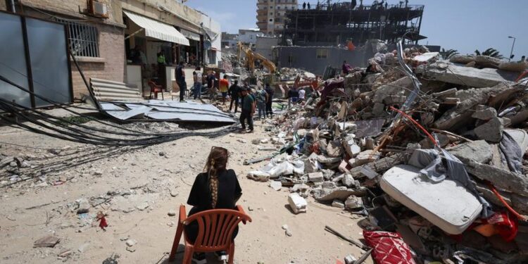 GENCATAN SENJATA: Pengungsi perang di Lebanon Kembali ke pinggiran selatan Beirut pada Jumat (17/4/2026) seiring berlangsungnya gencatan senjata. (Foto: Reuters/Louisa Gouliamaki)