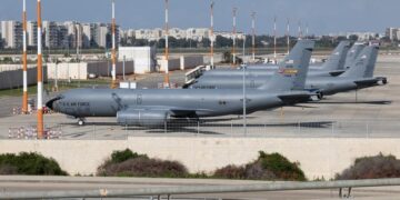 NUMPANG PARKIR: Pesawat tanker BBM AS menumpang parkir di sejumlah bandara Israel yang berdampak pada kerugian penerbangan bagi Israel. (Foto Ilustrasi: AFP/JACK GUEZ)