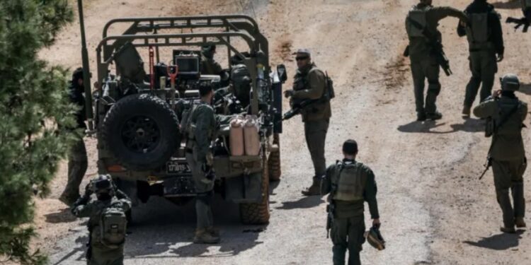 Netanyahu Membelot, Militer Israel Masih Beroperasi di Lebanon 1 ZONA MILITER: Sejumlah personel militer Israel tampak beroperasi di wilayah Lebanon. (Foto Ilustrasi: Reuters)