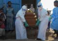 WABAH MEMATIKAN: Tenaga medis mengenakan APD lengkap untuk membawa peti jenazah pasien Ebola yang kini menjadi wabah mematikan di RD Kongo. (REUTERS/Gradel Muyisa Mumbere)