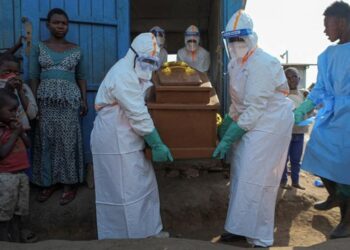 WABAH MEMATIKAN: Tenaga medis mengenakan APD lengkap untuk membawa peti jenazah pasien Ebola yang kini menjadi wabah mematikan di RD Kongo. (REUTERS/Gradel Muyisa Mumbere)