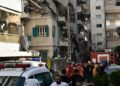 Rudal Israel Hancurkan Benteng Hizbullah di Beirut 6 SERANGAN BALASAN: Petugas tanggap darurat berkumpul di depan sebuah gedung yang menjadi sasaran serangan Israel di lingkungan Ras al-Nabaa, Beirut, Lebanon pada tahun 2024. (Foto Ilustrasi: AFP/Fadel ITANI)