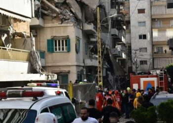 SERANGAN BALASAN: Petugas tanggap darurat berkumpul di depan sebuah gedung yang menjadi sasaran serangan Israel di lingkungan Ras al-Nabaa, Beirut, Lebanon pada tahun 2024. (Foto Ilustrasi: AFP/Fadel ITANI)