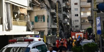 SERANGAN BALASAN: Petugas tanggap darurat berkumpul di depan sebuah gedung yang menjadi sasaran serangan Israel di lingkungan Ras al-Nabaa, Beirut, Lebanon pada tahun 2024. (Foto Ilustrasi: AFP/Fadel ITANI)