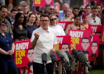 KANDIDAT KUAT: Andy Burnham digadang menjadi sosok pengganti PM Inggris Keir Starmer yang resmi mundur pada Senin (22/6/2026). (Foto: Reuters)