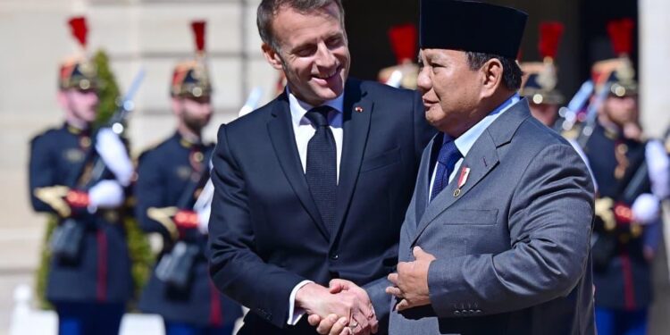 FORUM BILATERAL: Presiden Emmanuel Macron menyambut Presiden RI Prabowo Subianto beberapa waktu lalu. (Foto: Dok./setneg.go.id)
