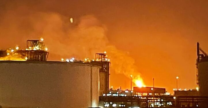 PENGOLAHAN GAS: Ledakan dahsyat mengguncang fasilitas pengolahan gas utama Qatar di Ras Laffan pada Minggu (21/6/2026) malam. (Foto:/X/@FaytuksNetwork)