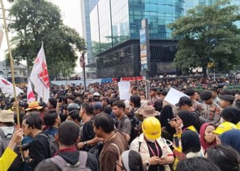 DEMO PRABOWO: Massa mahasiswa dari UI dan beberapa kampus tertahan oleh barikade aparat Kepolisian di Tosari, Menteng, Jakarta Pusat. (Foto: Rizky/detikcom)