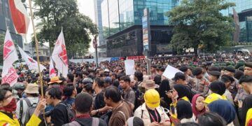 DEMO PRABOWO: Massa mahasiswa dari UI dan beberapa kampus tertahan oleh barikade aparat Kepolisian di Tosari, Menteng, Jakarta Pusat. (Foto: Rizky/detikcom)