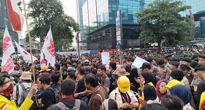 DEMO PRABOWO: Massa mahasiswa dari UI dan beberapa kampus tertahan oleh barikade aparat Kepolisian di Tosari, Menteng, Jakarta Pusat. (Foto: Rizky/detikcom)
