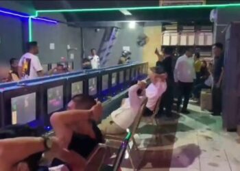 Polisi Tangkap 69 Orang Dari Tempat Judi Berkedok Arena Bermain Anak 2 TIDAK BERKUTIK: Sejumlah pria dewasa mengangkat tangan saat tertangkap petugas sedang bermain judi di salah satu perjudia berkedok arena bermain anak. (Foto: detik.com/istimewa)