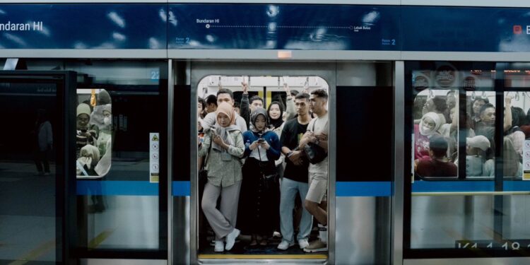 PERPANJANG RUTE: Penumpang memenuhi gerbong kereta MRT Jakarta di Stasiun Fatmawati, Jakarta Selatan. (Foto Ilustrasi: jakartamrt.co.id)