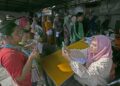 BANTUAN SOSIAL: Warga penerima manfaat antre mencairkan bantuan Program Keluarga Harapan (PKH) di Kantor Pos Indramayu, Jawa Barat pada 23 Mei 2023. (Foto Ilustrasi: ANTARA/Dedhez Anggara)