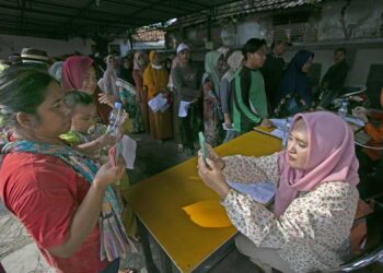 BANTUAN SOSIAL: Warga penerima manfaat antre mencairkan bantuan Program Keluarga Harapan (PKH) di Kantor Pos Indramayu, Jawa Barat pada 23 Mei 2023. (Foto Ilustrasi: ANTARA/Dedhez Anggara)