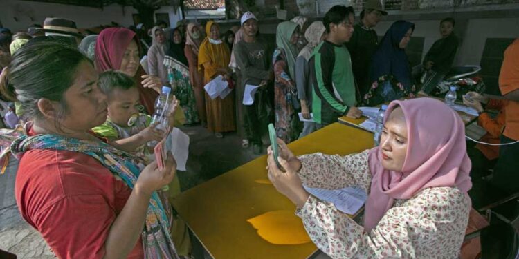Bansos Rp 5,4 Juta Kata LBP Bukan Program Baru 1 BANTUAN SOSIAL: Warga penerima manfaat antre mencairkan bantuan Program Keluarga Harapan (PKH) di Kantor Pos Indramayu, Jawa Barat pada 23 Mei 2023. (Foto Ilustrasi: ANTARA/Dedhez Anggara)