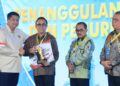 CAPAIAN POSITIF: Menteri Perumahan dan Kawasan Permukiman RI Maruarar Sirait (kiri) menyerahkan penghargaan kepada Wali Kota Denpasar I Gusti Ngurah Jaya Negara (dua dari kiri) dalam ajang Apresiasi Pemda Berprestasi 2026 Regional Jawa-Bali di Hotel JW Marriott Yogyakarta, Jawa Tengah pada Kamis (4/6/2026). (FOTO: WAYTRI/KORANINDOPOS.COM)