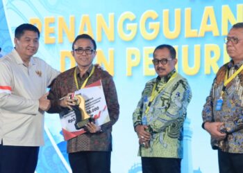 CAPAIAN POSITIF: Menteri Perumahan dan Kawasan Permukiman RI Maruarar Sirait (kiri) menyerahkan penghargaan kepada Wali Kota Denpasar I Gusti Ngurah Jaya Negara (dua dari kiri) dalam ajang Apresiasi Pemda Berprestasi 2026 Regional Jawa-Bali di Hotel JW Marriott Yogyakarta, Jawa Tengah pada Kamis (4/6/2026). (FOTO: WAYTRI/KORANINDOPOS.COM)