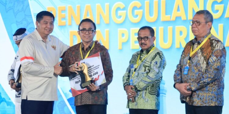 CAPAIAN POSITIF: Menteri Perumahan dan Kawasan Permukiman RI Maruarar Sirait (kiri) menyerahkan penghargaan kepada Wali Kota Denpasar I Gusti Ngurah Jaya Negara (dua dari kiri) dalam ajang Apresiasi Pemda Berprestasi 2026 Regional Jawa-Bali di Hotel JW Marriott Yogyakarta, Jawa Tengah pada Kamis (4/6/2026). (FOTO: WAYTRI/KORANINDOPOS.COM)