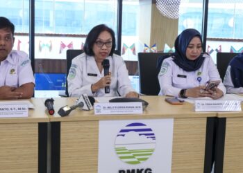 Gempa Susulan Terbesar di Palu Tercatat M5,2 3 KETERANGAN PERS: Deputi Bidang Geofisika BMKG Nelly Florida Riama (dua dari kiri) memberikan penjelasan kepada awak media di Gedung Multi-Hazard Early Warning System (MHEWS), BMKG di Kemayoran, Jakarta Pusat pada Selasa (16/6/2026). (Foto: BMKG.go.id)