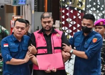 JADI TERSANGKA: Petugas membawa tersangka kasus dugaan tindak pidana korupsi tata kelola program Makan Bergizi Gratis (MBG) Glory Harimas Sihombing (tengah) menuju mobil tahanan Kejagung di Jakarta pada Kamis (18/6/2026). (Foto: ANTARA Foto/Fakhri Hermansyah/kye)