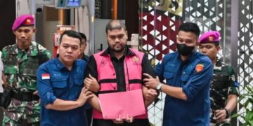 JADI TERSANGKA: Petugas membawa tersangka kasus dugaan tindak pidana korupsi tata kelola program Makan Bergizi Gratis (MBG) Glory Harimas Sihombing (tengah) menuju mobil tahanan Kejagung di Jakarta pada Kamis (18/6/2026). (Foto: ANTARA Foto/Fakhri Hermansyah/kye)