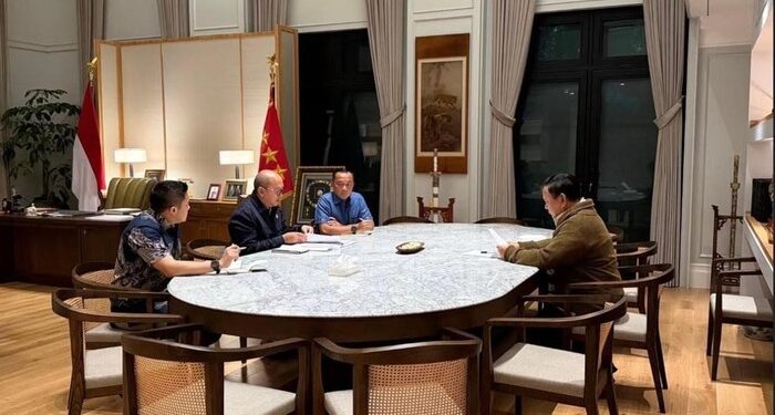 Prabowo Instruksikan Menteri Rosan Perkuat BUMN lewat Konser Musik 1 BAHAS BUMN: Presiden Prabowo Subianto memanggil Menteri Investasi dan Hilirisasi sekaligus CEO BPI Danantara Rosan Roeslani ke kediaman Jalan Kertanegara, Jakarta Selatan pada Minggu (21/6/2026). (Foto: IG Sekretariat Kabinet)