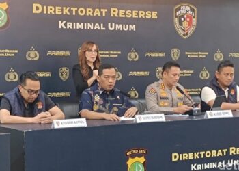 KETERANGAN PERS: Dirkrimum Polda Metro Jaya (PMJ) Kombes Pol Iman Imanuddin memberikan keterangan terkait penangkapan Roy Suryo dan dr Tifa dalam jumpa pers di Polda Metro Jaya, Kebayoran Baru, Jakarta Selatan pada Jumat (19/6/2026). (Foto: PMJ)