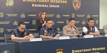 KETERANGAN PERS: Dirkrimum Polda Metro Jaya (PMJ) Kombes Pol Iman Imanuddin memberikan keterangan terkait penangkapan Roy Suryo dan dr Tifa dalam jumpa pers di Polda Metro Jaya, Kebayoran Baru, Jakarta Selatan pada Jumat (19/6/2026). (Foto: PMJ)