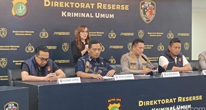 Dirkrimum PMJ Jamin Hak dan Kewajiban Roy Suryo dan Dr Tifa Terlindungi 1 KETERANGAN PERS: Dirkrimum Polda Metro Jaya (PMJ) Kombes Pol Iman Imanuddin memberikan keterangan terkait penangkapan Roy Suryo dan dr Tifa dalam jumpa pers di Polda Metro Jaya, Kebayoran Baru, Jakarta Selatan pada Jumat (19/6/2026). (Foto: PMJ)