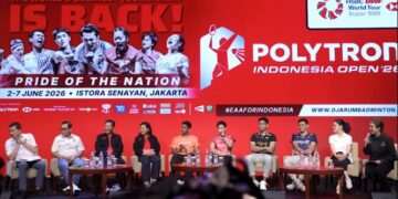 TURNAMEN BERGENGSI: Dari kiri, Wakil Ketua Umum I PP PBSI Taufik Hidayat, Ketua Umum PP PBSI M. Fadil Imran, Ketua Panitia Pelaksana Polytron Indonesia Open 2026 Achmad Budiharto, General Manager Corporate Communications Polytron Diantika, Alwi Farhan, Siti Fadia S. Ramadhanti, Daniel Marthin, M. Shohibul Fikri, Head of Customer Propositions & Partnership Marketing & Customer Experience HSBC Indonesia Fransisca Kallista Arnan, dan Kabid Humas PBSI Yuni Kartika pada konferensi pers di The Music Place, Fairmont, Tanah Abang, Jakarta Pusat pada Senin (1/6/2026). (FOTO: SHANTY AULIA/KORANINDOPOS.COM)