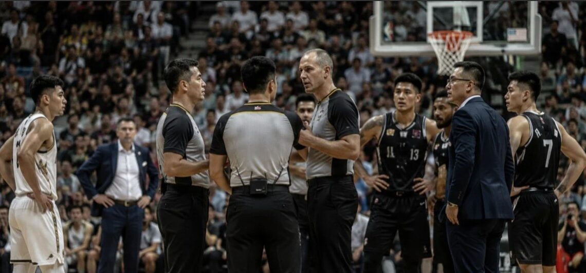 SOROTAN PUBLIK: Kehadiran wasit asing di play off Indonesia Basketball League (IBL) 2026 menyisakan sejumlah keputusan kontroversi hingga babak semifinal. (Foto: soccer.viva.co.id)