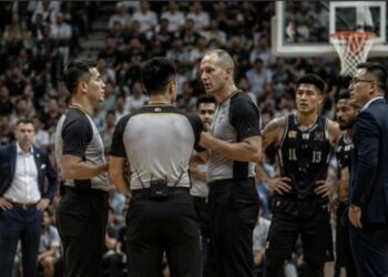SOROTAN PUBLIK: Kehadiran wasit asing di play off Indonesia Basketball League (IBL) 2026 menyisakan sejumlah keputusan kontroversi hingga babak semifinal. (Foto: soccer.viva.co.id)