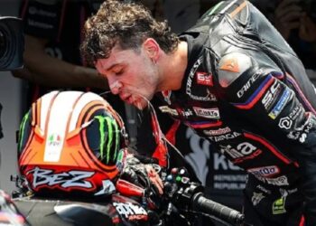 SANKSI BERAT: Pembalap Aprilia Racing Marco Bezzecchi mencium motor Aprilia RS-GP25. (Foto Ilustrasi: ANTARA/X/MotoGP)