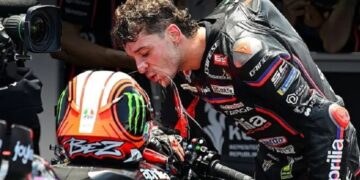 SANKSI BERAT: Pembalap Aprilia Racing Marco Bezzecchi mencium motor Aprilia RS-GP25. (Foto Ilustrasi: ANTARA/X/MotoGP)