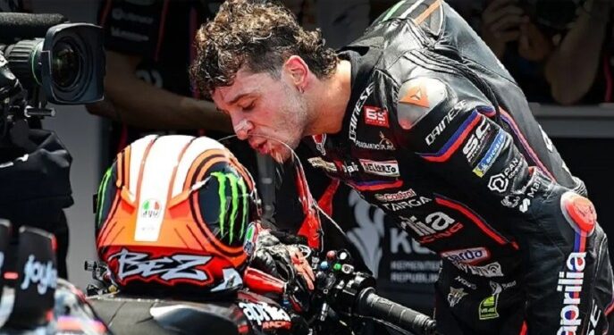 Marco Bezzecchi Kena Sanksi Berat Setelah Pukul Marshal 1 SANKSI BERAT: Pembalap Aprilia Racing Marco Bezzecchi mencium motor Aprilia RS-GP25. (Foto Ilustrasi: ANTARA/X/MotoGP)