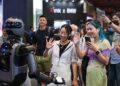 Para Bos Industri Teknologi Dunia Berkumpul di Computex 2026 7 PAMERAN AI: Pengunjung berinteraksi dengan robot AI yang ditampilkan saat pameran Computex 2026 di Nangang Exhibition Halls 1 dan 2 Taipei World Trade Center (TWTC), Taipei, Taiwan mulai 1–4 Juni 2026. (Foto: Dok./Computex)
