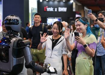 PAMERAN AI: Pengunjung berinteraksi dengan robot AI yang ditampilkan saat pameran Computex 2026 di Nangang Exhibition Halls 1 dan 2 Taipei World Trade Center (TWTC), Taipei, Taiwan mulai 1–4 Juni 2026. (Foto: Dok./Computex)