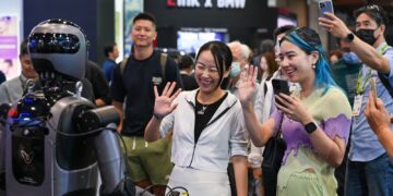 PAMERAN AI: Pengunjung berinteraksi dengan robot AI yang ditampilkan saat pameran Computex 2026 di Nangang Exhibition Halls 1 dan 2 Taipei World Trade Center (TWTC), Taipei, Taiwan mulai 1–4 Juni 2026. (Foto: Dok./Computex)