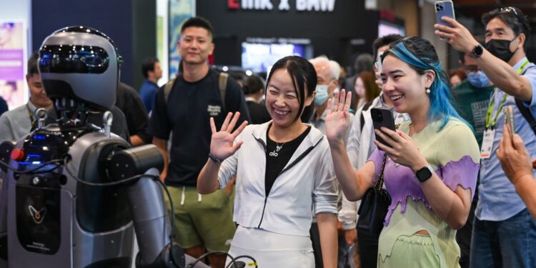 Para Bos Industri Teknologi Dunia Berkumpul di Computex 2026 1 PAMERAN AI: Pengunjung berinteraksi dengan robot AI yang ditampilkan saat pameran Computex 2026 di Nangang Exhibition Halls 1 dan 2 Taipei World Trade Center (TWTC), Taipei, Taiwan mulai 1–4 Juni 2026. (Foto: Dok./Computex)
