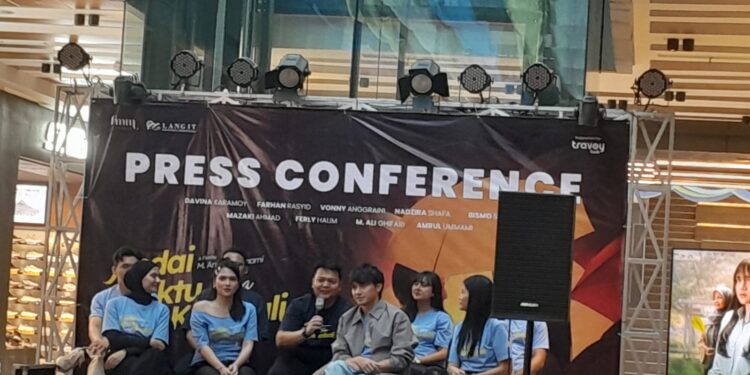 RILIS FILM: Para pemeran film Andai Waktu Bisa Diulang Kembali di Travoy Hub, Makasar, Jakarta Timur pada Jumat (26/6/2026). (FOTO: HARIS RISNANDAR/KORANINDOPOS.COM)